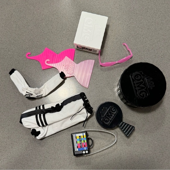 LOL OMG surprise doll | Chillax | Stand and accessories included - Picture 3 of 3